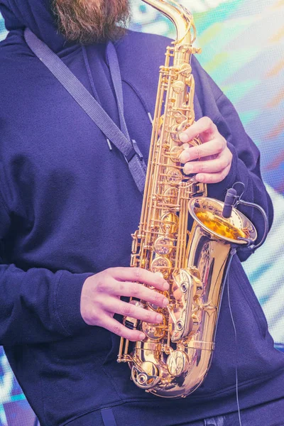 Musician playing saxophone at evening time on the city square. — Stock Photo, Image