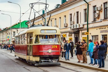 Tarihi şehir merkezinde şehir caddesinde Vintage tramvaylar.