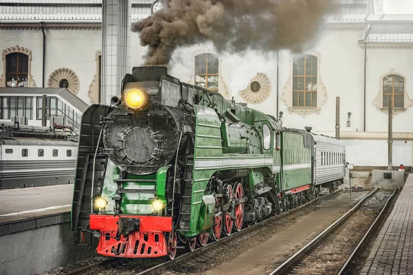 Retro-Zug fährt vom Bahnhofsgebäude ab. — Stockfoto