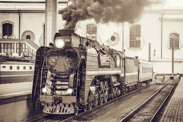 复古列车从火车站大楼出发. — 图库照片