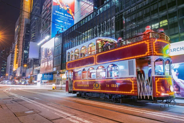 Central District, Hong Kong - 13 Aralık 2016: Akşam şehir caddesinde retro gezi tramvayı. — Stok fotoğraf