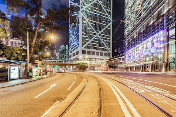 Distrito Central, Hong Kong - 12 de dezembro de 2016: Vista das ruas noturnas da cidade . — Fotografia de Stock