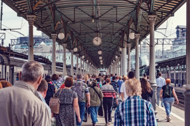 Tren geldikten sonra tren istasyonunda insanların kalabalık.