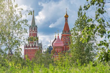 St Basil Katedrali ve Kremlin kuleleri yeşil bitkiler arka plan üzerinde. Moskova, Rusya Federasyonu.