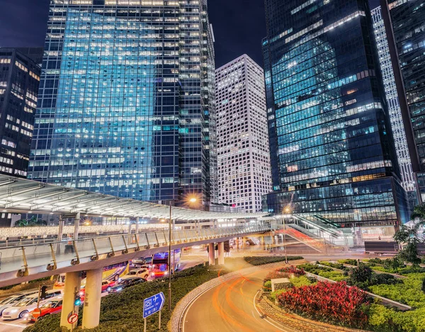 Vista notturna delle strade della città nel quartiere centrale . — Foto Stock