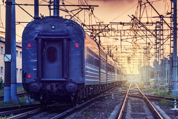 Passenger train departs from the station. — Stock Photo, Image