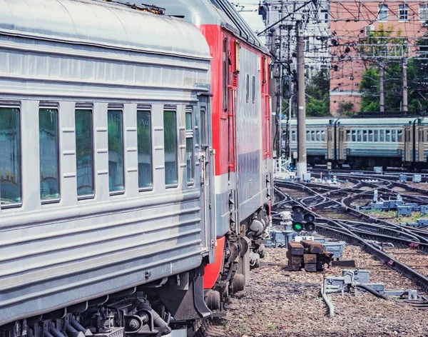 O comboio de passageiros parte da estação ferroviária de Kazan . — Fotografia de Stock