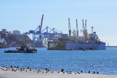 Şehir limanı tarafından gemi onarım için Dock. Valparaiso, Şili.