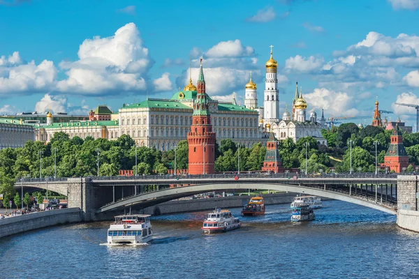 Летний вид на Кремлевские церкви у реки Москвы . — стоковое фото
