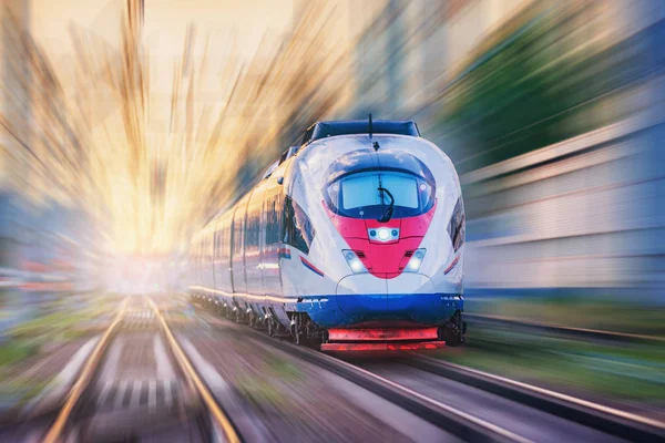 yolcu treni istasyondan ayrılıyor.