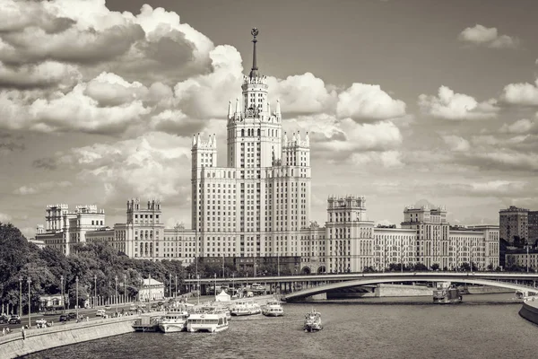 Retro-Wolkenkratzer auf dem kotelnitscheskaja Damm am Moskauer Fluss bei Sommerzeit. Moskau. Russland. — Stockfoto