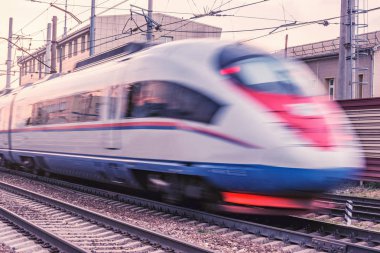 Yolcu treni gün batımı zamanında hızlı hareket eder.