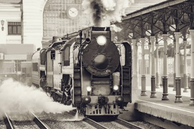 Retro tren tren istasyonu binasından kalkmaktadır. Moskova.