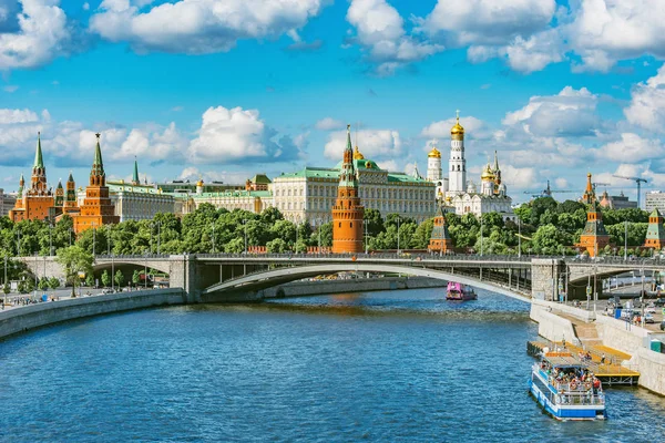 Летний вид на Кремлевские церкви у Москвы-реки. В Москве. Россия . — стоковое фото