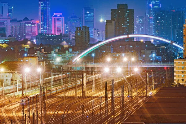 Stadtbild und Bahnhof am Abend. Shenzhen. China. — Stockfoto