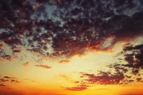 Amazing cloudscape on the sky at sunset time after rain. — Stock Photo, Image