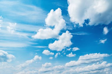 Şaşırtıcı doğa gökyüzü gün ortasında zaman üzerinde.