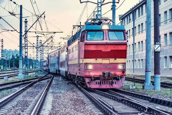 Pasajeros retro eléctrica locomotora checa con tren sale de la estación . — Foto de Stock