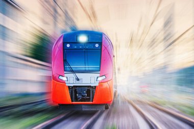 Yolcu treni gün batımı zamanında hızlı hareket eder.