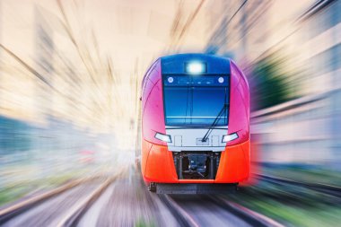 Yolcu treni gün batımı zamanında hızlı hareket eder.