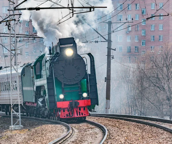 Od budovy železniční stanice odjíždí retro vlak. Moskva. — Stock fotografie