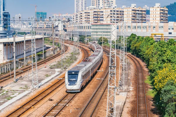 Hochgeschwindigkeitszug tagsüber auf dem Bahnhof. — Stockfoto