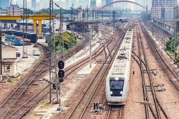 Hochgeschwindigkeitszug auf dem Bahnhof tagsüber. Shenzhen. China. — Stockfoto