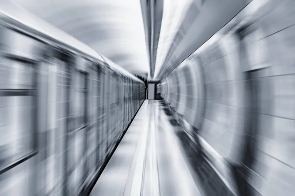 Wazig beeld van de metro trein door het platform. — Stockfoto