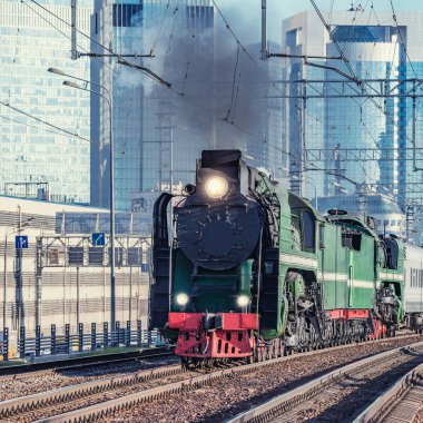 Moskova arka planında bir buhar treni. Rusya.