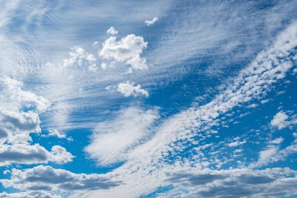 Удивительный облачный ландшафт на небе в полдень . — стоковое фото
