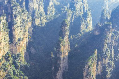 Güneşli akşam saatlerinde Zhangjiajie Orman Parkı'nda renkli kayalıklar.
