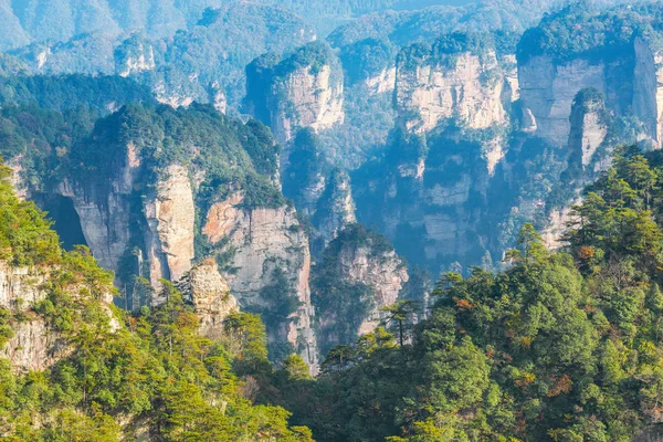 Güneşli akşam saatlerinde Zhangjiajie Orman Parkı'nda renkli kayalıklar. — Stok fotoğraf