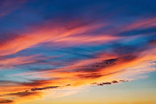 Increíble paisaje nuboso en el cielo al atardecer después de la lluvia. —  Fotos de Stock