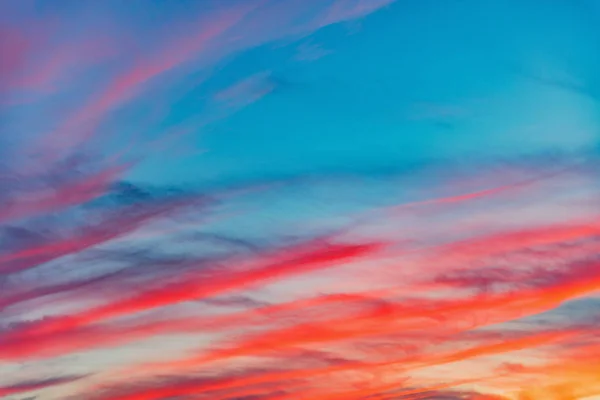 Increíble paisaje nublado en el cielo al atardecer . —  Fotos de Stock