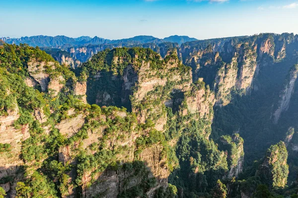 Bunte Klippen im Zhangjiajie Waldpark zur sonnigen Abendzeit. — Stockfoto