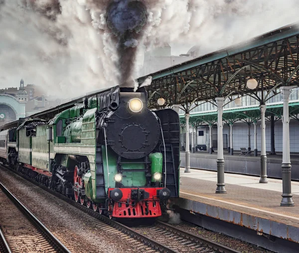 O trem retro parte do edifício da estação ferroviária. Moscovo . — Fotografia de Stock