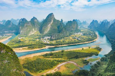 Yangshuo yakınlarındaki Li Nehri ve Karst dağları. Guangxi Eyaleti.
