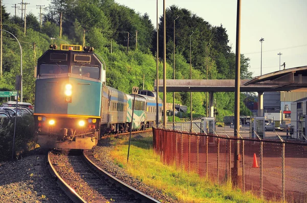 Trem de passageiros de Prince George se aproxima da plataforma . — Fotografia de Stock