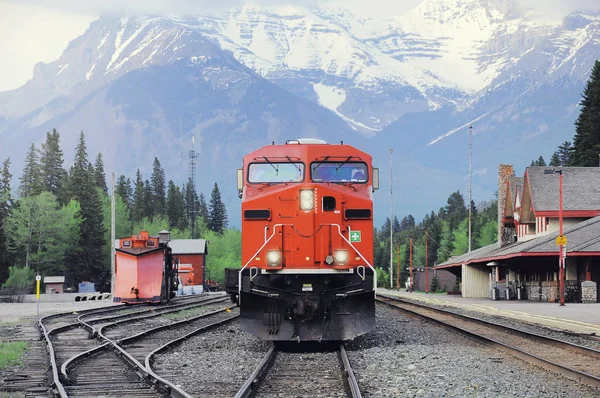 Freight train from Calgary stands at Banff station. — Stock Photo, Image