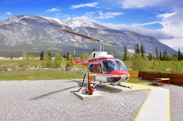 Passenger helicopter before departure on the mountain background. — Stock Photo, Image