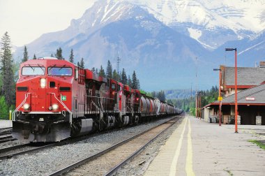 Calgary gelen yük treni Banff istasyonunda duruyor.