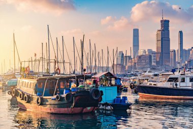 Şehir merkezine göre limanın akşam manzarası.