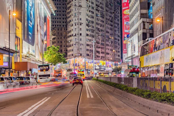 Wan Chai, Hong Kong - 11 de dezembro de 2016: ônibus e carros nas ruas noturnas da cidade . — Fotografia de Stock