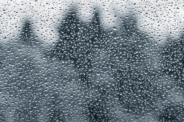 Gotas de agua en el vidrio de la ventana sucia después de la lluvia . — Foto de Stock