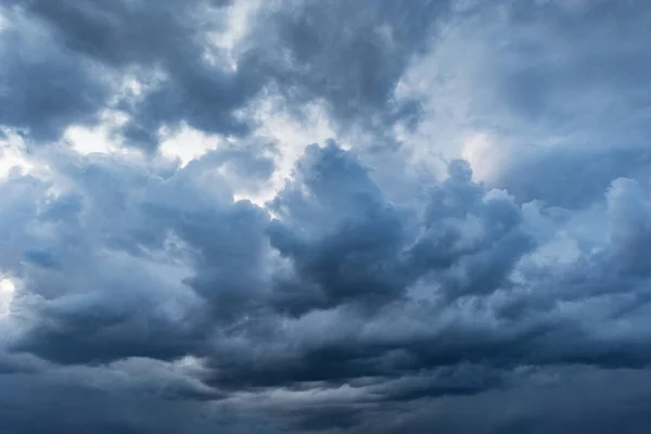 Nubes oscuras de tormenta antes de la lluvia durante el día. — Foto de Stock