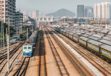 Gündüz tren istasyonunda yolcu treni.