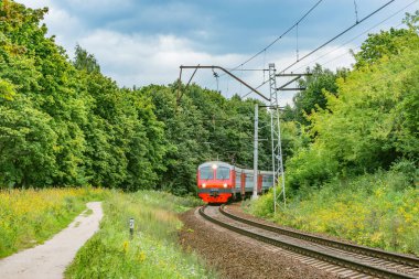 Yolcu treni kırsal, Moskova bölgesinde hareket eder. Rusya.