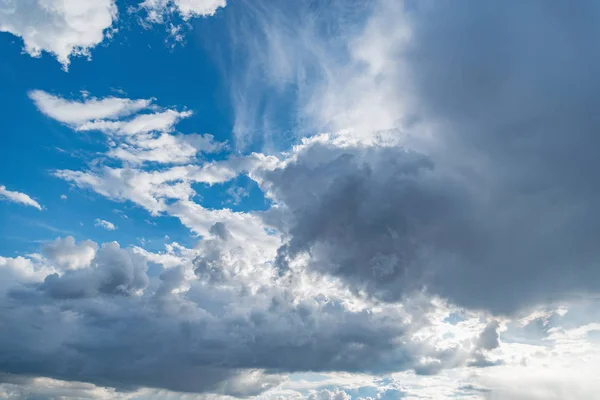 令人惊异 cloudscape 时间中午时分天空上. — 图库照片