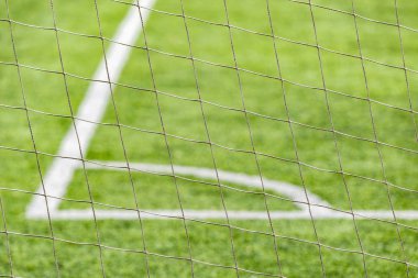 Futbol sahasının köşesinde net.