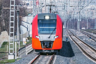 Yolcu treni platforma yaklaşıyor. Moskova. Rusya.